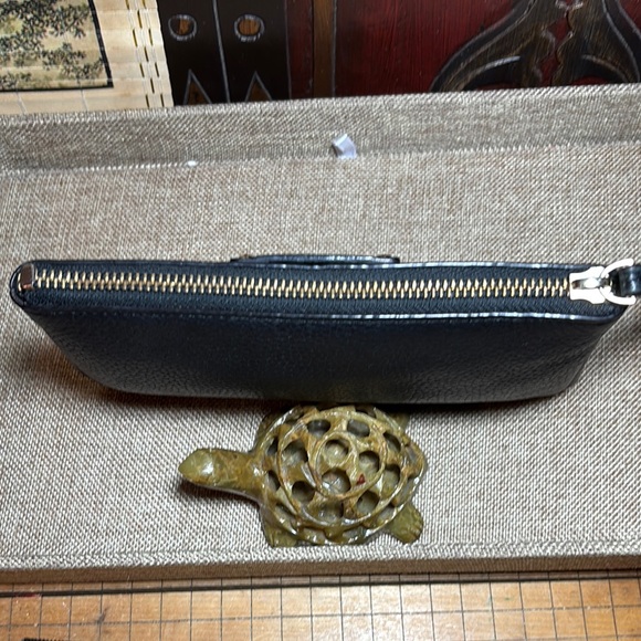 Kate Spade Black Pebbled Leather Wristlet GUC 8Lx4.25Hx1”W - Picture 12 of 17